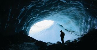 Copertina di Crolla caverna di ghiaccio in Islanda: dentro c’erano 25 turisti, due sono dispersi