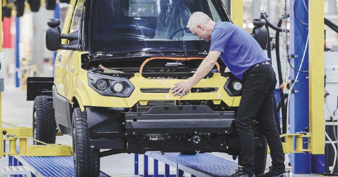 Copertina di Le auto elettriche sono in panne: già falliti gli obiettivi fissati dal Piano salva-clima. La retromarcia? Globale: vendite in calo ovunque
