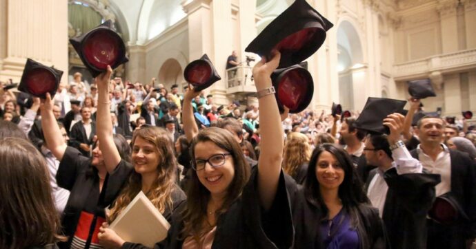 Copertina di Neolaureati e diplomati: Italia sempre più ultima in Ue per occupazione: il dato delle donne al palo