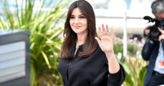 Copertina di “Ho avuto le mie figlie dopo i 40 anni, ho corso rischi enormi. È difficile essere una madre attiva”: Monica Bellucci si confessa