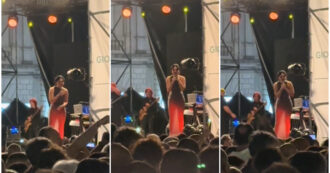 Copertina di Una fan si sente male, Arisa interrompe il concerto e chiama i soccorsi: “Che succede? Tutto bene? Un bacione!