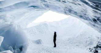 Copertina di Grotta di ghiaccio crollata in Islanda vicino a Jokulsarlon: un morto e nessuna traccia dei due dispersi