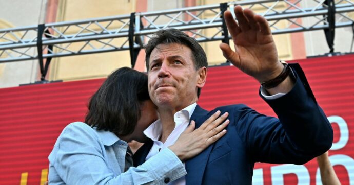 “Influencer”, “ridicoli” e “banderuole”: prima li insulta e poi li cerca