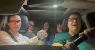 Copertina di Laura Pausini canta in macchina con le sue amiche “Like a Virgin” di Madonna. Il video sui social della cantante