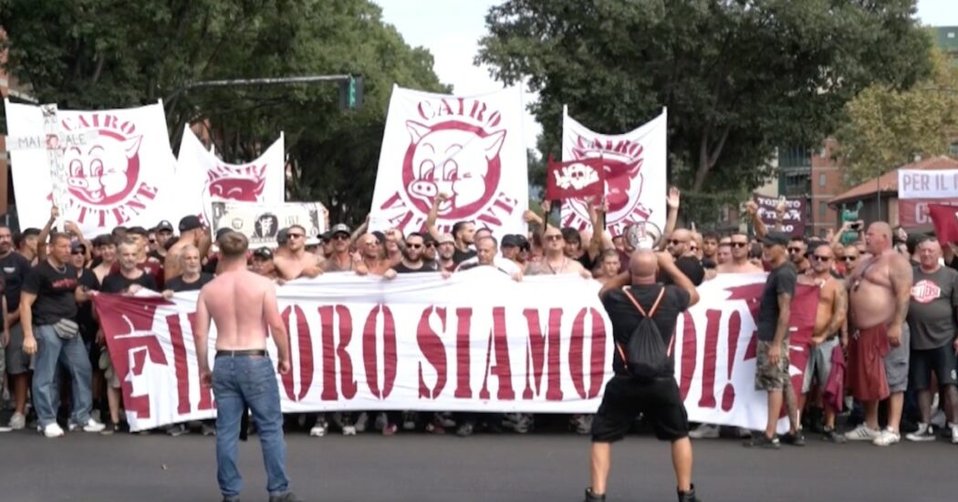 “Cairo vattene”, a Torino le proteste dei tifosi in corteo fino allo stadio contro il presidente (video)