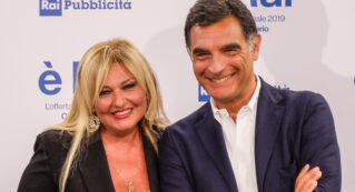 Copertina di “Con Tiberio Timperi oggi ho un rapporto stupendo. Se lui mi scrive e io non rispondo, mi dice: ‘Non hai visto il messaggio?'”: la rivelazione di Monica Setta