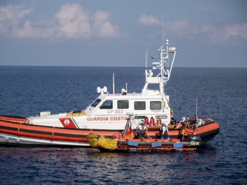 Mediterranea contro Piantedosi: “Ong sanzionate? Vendetta del ministro dell’Interno per il contributo alla salvezza di vite umane”