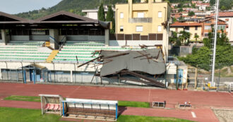 Copertina di Crolla la tettoia dello stadio di Albino: la copertura della tribuna collassata sugli spalti. Il video dal drone