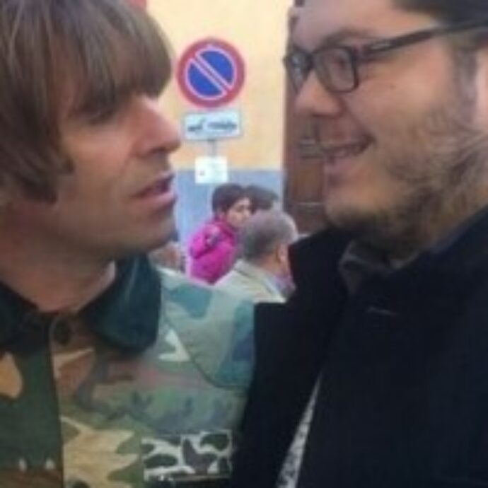 Quella volta che Liam Gallagher si aggirava tra Mustonate e Cadrezzate dispensando selfie e carinerie