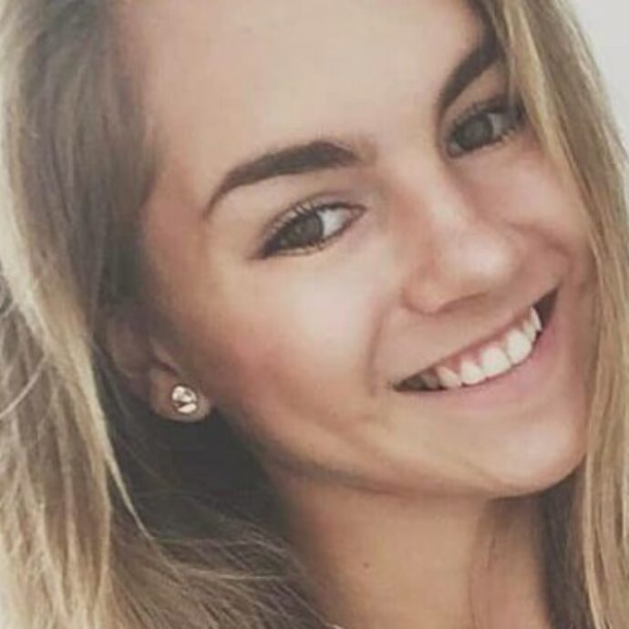 Scatta un selfie davanti a un castello e precipita da un’altezza di 80 metri: morta la 23enne ginnasta Natalie Stichova