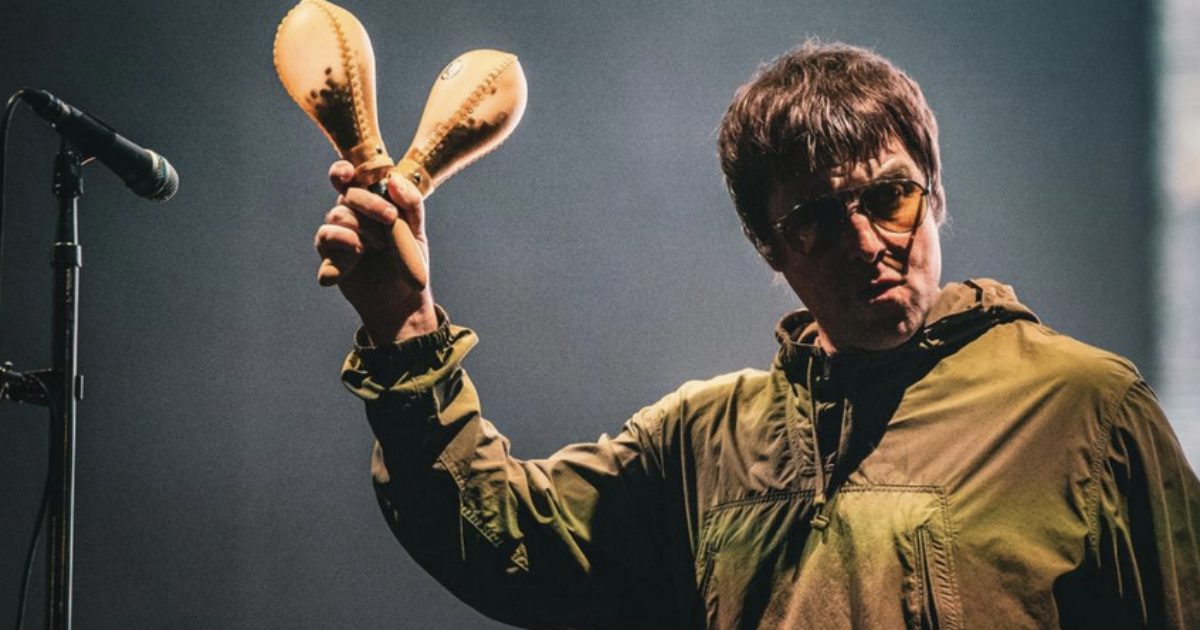 Liam Gallagher s’infuria: “Il vostro atteggiamento fa schifo”. Il motivo? I soldi. Ecco le ipotesi sui suoi debiti (e quanto gli frutterà la reunion)