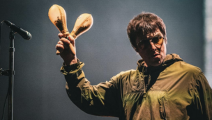 Copertina di Liam Gallagher s’infuria: “Il vostro atteggiamento fa schifo”. Il motivo? I soldi. Ecco le ipotesi sui suoi debiti (e quanto gli frutterà la reunion)