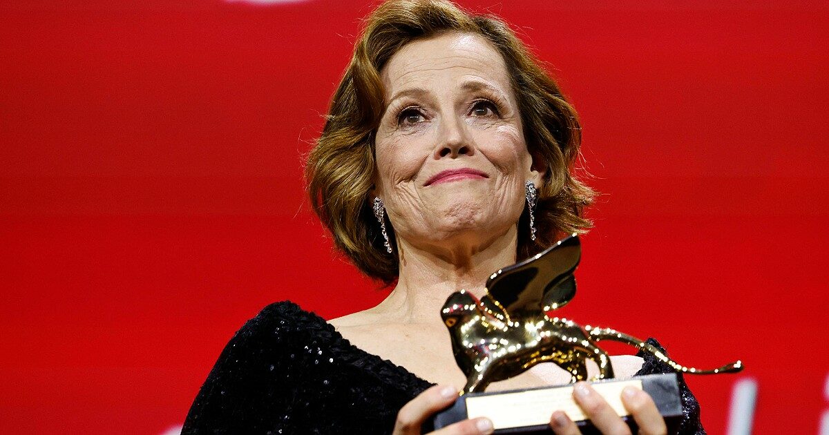 Festival di Venezia, standing ovation per Sigourney Weaver Leone d’oro alla carriera: “Sono sopraffatta e grata”