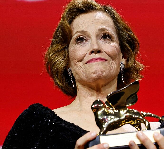 Festival di Venezia, standing ovation per Sigourney Weaver Leone d’oro alla carriera: “Sono sopraffatta e grata”