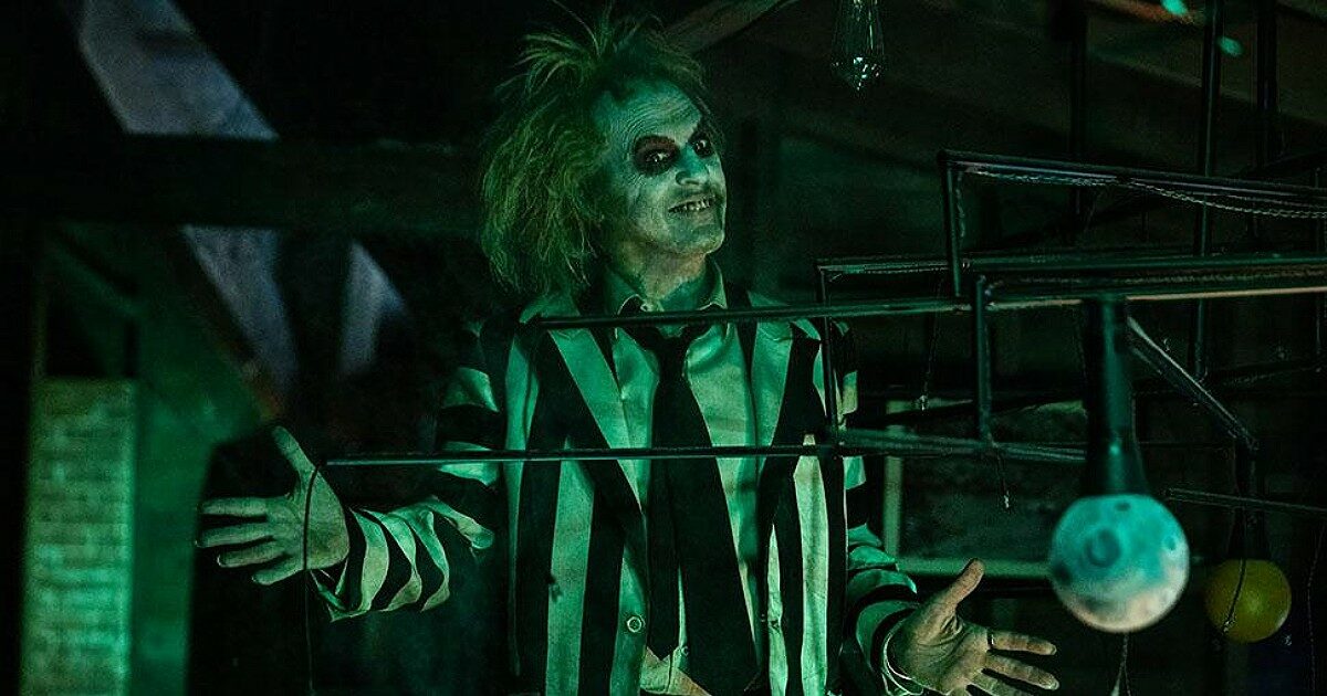 Beetlejuice Bettlejuice, un filmaccio maldestro e malriuscito apre il Festival di Venezia. Ma Michael Keaton è sempre saettante