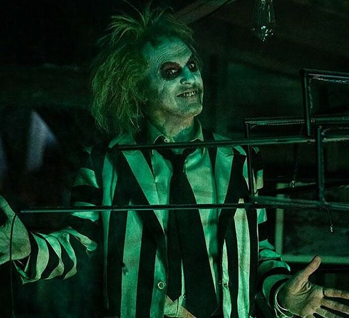 Beetlejuice Bettlejuice, un filmaccio maldestro e malriuscito apre il Festival di Venezia. Ma Michael Keaton è sempre saettante