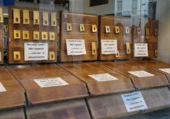 Copertina di “Ha comprato tutti i libri che avevamo in vetrina e ha speso 10 mila euro. Dopo il suo passaggio, abbiamo dovuto mettere un cartello…”: il compratore misterioso alla Hoepli di Milano