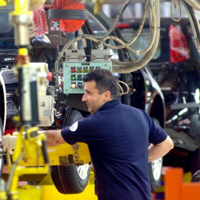 Copertina di Stellantis ferma il “cuore” di Mirafiori per un mese: ferie allungate nel periodo di picco produttivo