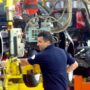 Copertina di Stellantis ferma il “cuore” di Mirafiori per un mese: ferie allungate nel periodo di picco produttivo