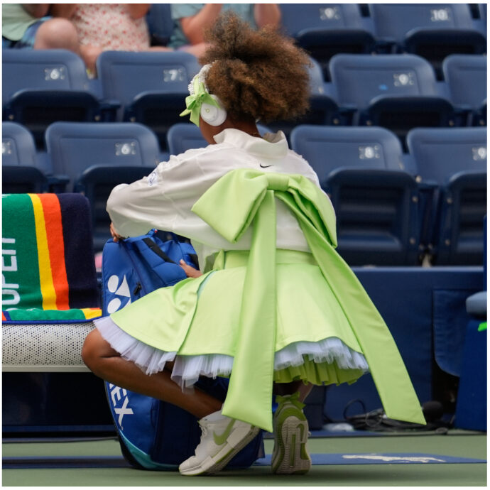 Fiocchi verdi sulla giacca, sul completo e sulle scarpe: l’outfit spettacolare di Naomi Osaka agli US Open 2024. E i fan apprezzano