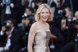 Copertina di Festival di Venezia, Cate Blanchett elegante e affascinante incanta il red carpet e Patti Smith