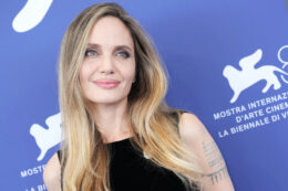 Copertina di Festival di Venezia, Angelina Jolie: “Ho cantato come Maria Callas alla Scala e tremavo sul palco. Io fan dell’opera? Ero più punk, ascoltavo i Clash”