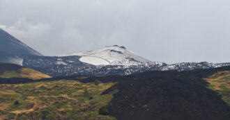 Copertina di L’Etna è imbiancato a fine agosto: la grandinata sul vulcano sembra neve. Lo spettacolo della vetta del vulcano