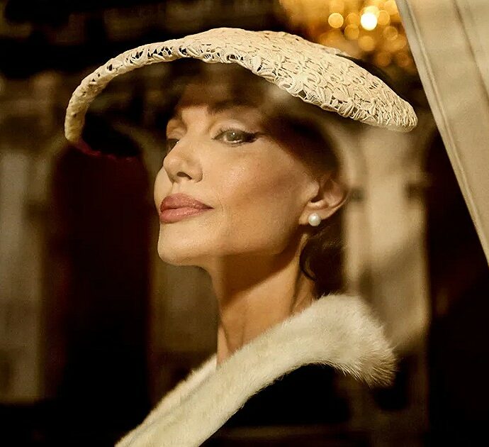 Festival di Venezia – Maria, il biopic sulla Callas con Angelina Jolie vuole essere tutto ma non è niente