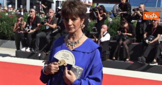 Festival di Venezia, Laura Morante mostra il ventaglio per Gaza sul red carpet: "Stop al genocidio"