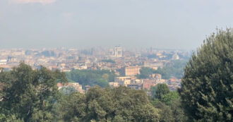 Copertina di Roma è avvolta dal fumo, il video dal belvedere del Gianicolo: la città nella sottile nebbia