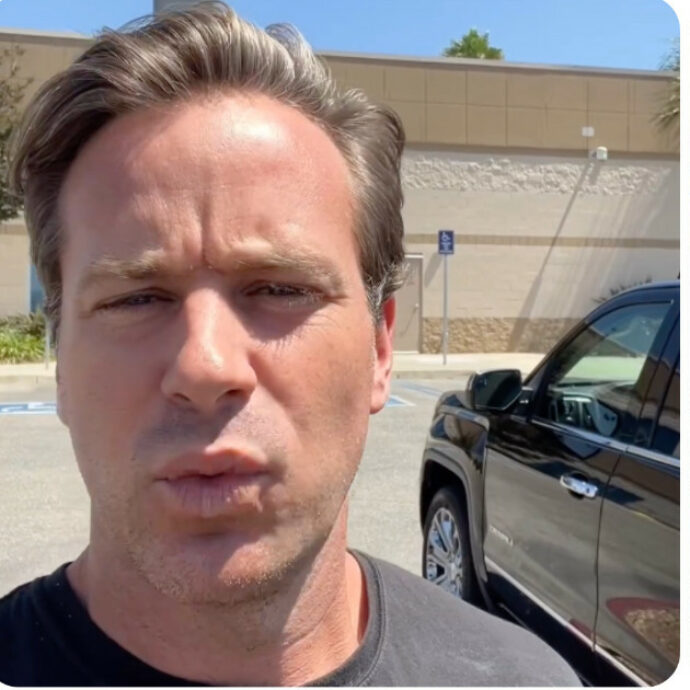 “Vendo la mia auto, non posso più permettermi la benzina”: Armie Hammer è rimasto al verde dopo le accuse di cannibalismo