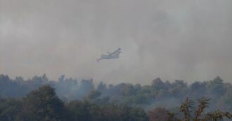 Copertina di Maxi incendio vicino a Fiumicino, traffico in tilt sulle piste dell’aeroporto per consentire di spegnere le fiamme – Video