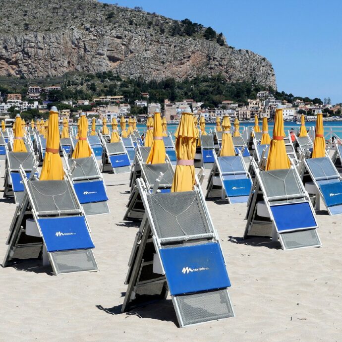 La Grecia vieta ombrelloni, lettini e bar su 251 spiagge: scatta il piano contro l’overtourism. Da Creta alle Cicladi, ecco le località coinvolte