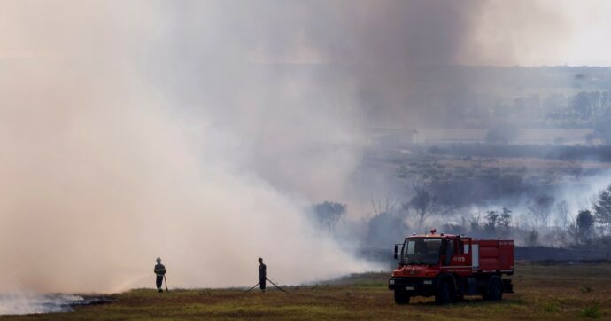 Maxi-incendio vicino Fiumicino, traffico in tilt su piste aeroporto