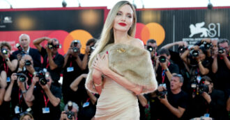 Copertina di Festival di Venezia, Angelina Jolie ruba la scena con un look da vera diva di Hollywood