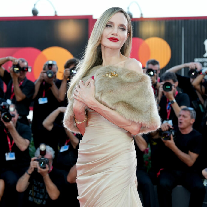 Festival di Venezia, Angelina Jolie ruba la scena con un look da vera diva di Hollywood