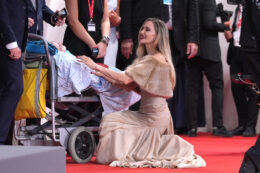 Copertina di Festival di Venezia, Angelina Jolie si allontana dai riflettori e dal red carpet per abbracciare un fan affetto da osteogenesi imperfetta