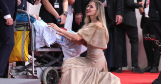 Copertina di Festival di Venezia, Angelina Jolie si allontana dai riflettori e dal red carpet per abbracciare un fan affetto da osteogenesi imperfetta