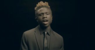 Copertina di Sharon Verzeni, chi è Moussa Sangare: i maltrattamenti, la passione per il rap e una sagoma per lanciare i coltelli in casa