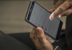 Copertina di 70enne guarda video porno, la moglie lo becca e inizia a spaccare tutto. Lui chiama i Carabinieri