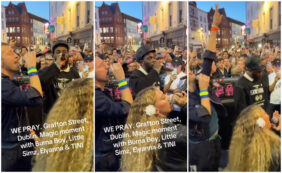 Copertina di Chris Martin dei Coldplay spunta a sorpresa per strada per cantare il nuovo singolo “We Pray”: delirio tra i passanti e i fan