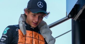 Copertina di F1, a Monza debutto da incubo per Andrea Kimi Antonelli: distrugge la Mercedes alla Parabolica