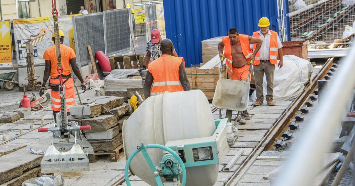 Mercato del lavoro, nel secondo trimestre calano le ore lavorate in agricoltura, industria e costruzioni. Reggono solo i servizi