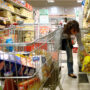 Copertina di Spesa delle famiglie quasi ferma nel 2025 e consumi sotto pressione: si taglia su cibo e vestiti. Il divario Nord-Sud si allarga
