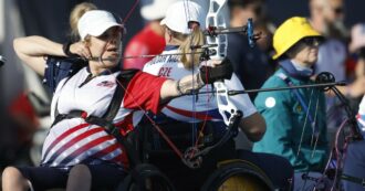 Copertina di Aggredita e paralizzata dall’ex fidanzato, l’atleta di tiro con l’arco Tracy Otto gareggia alle Paralimpiadi di Parigi