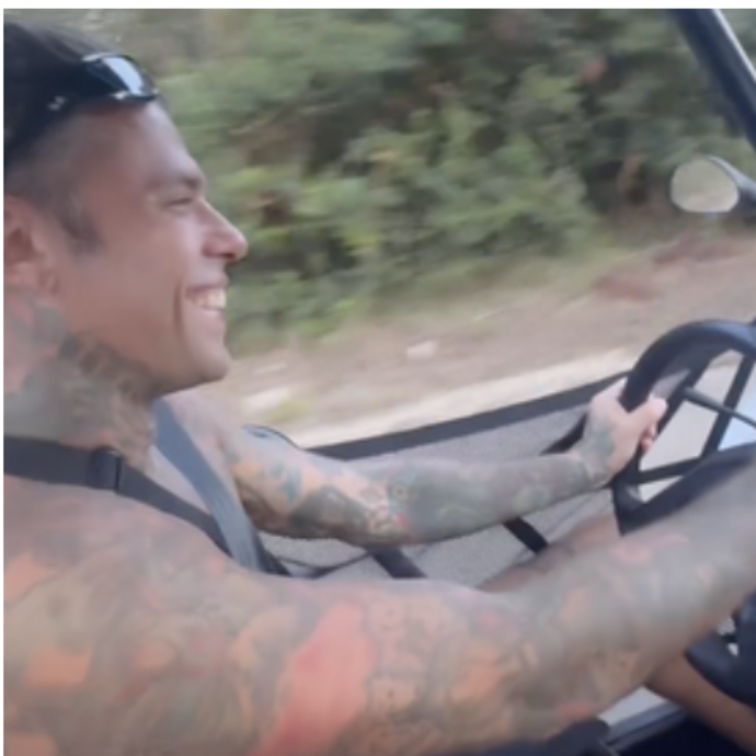 Fedez parcheggia il suo quad sul marciapiede, multa di 60 euro. Lui si diverte: “Posso indignarmi?”