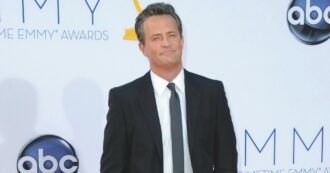 Copertina di Mark Chavez si è dichiarato colpevole per la morte di Matthew Perry: il medico rischia fino a 10 anni di prigione. “Prova un rimorso incredibile”