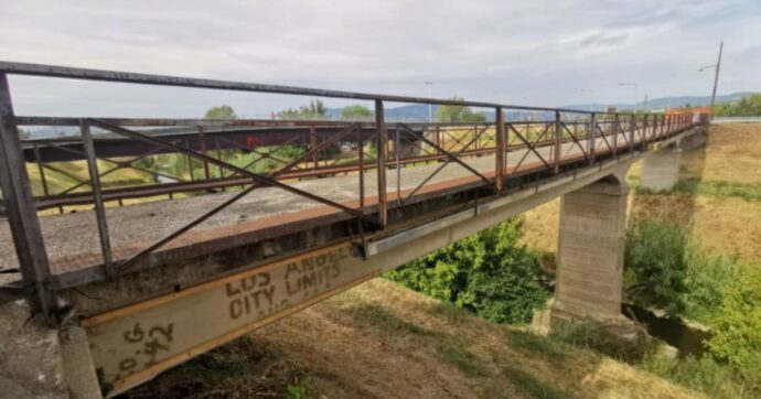 Demolito il ponte  dei “cazzotti” a Mantignano (Fi)