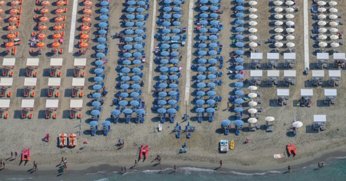 Copertina di Balneari, l’Ue affossa il governo: via pure le mini-proroghe.  Appesi agli indennizzi