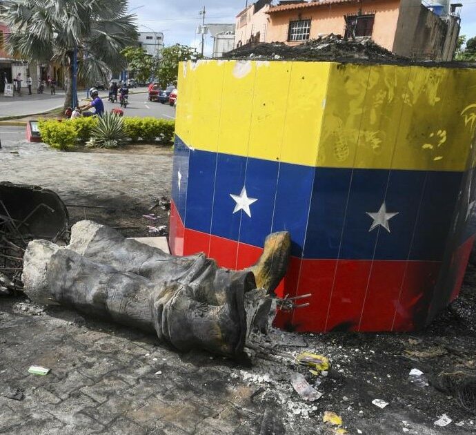 Dal Muro di Berlino a Caracas e Dacca: che valore hanno i simboli del potere (e perché è sempre più ‘facile’ distruggerli)